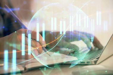 İş kadını ellerinin bilgisayar ve ön x çizelge hologramı çizimlerinde çifte pozlama. Mali analiz kavramı.