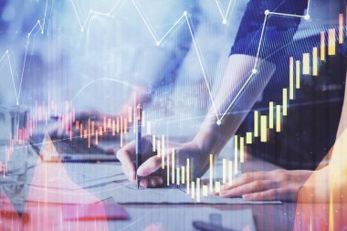 Bilgisayarda ve finansal grafik hologramında yazı yazan kadın ellerine çok maruz kalmış. Borsa analizi kavramı.