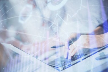 Bilgisayarda ve ön x grafik hologram çiziminde kadın eli yazarken çift pozlama. Borsa yatırım kavramı.