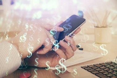 Erkeklerin el ele tutuşup dijital bir cihaz ve ön grafik çizimi kullanırken çift pozlama. Finansal piyasa kavramı.