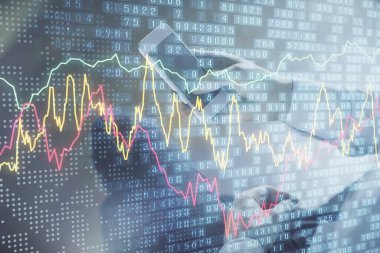 Erkeklerin el ele tutuşup dijital bir cihaz ve ön grafik çizimi kullanırken çift pozlama. Finansal piyasa kavramı.