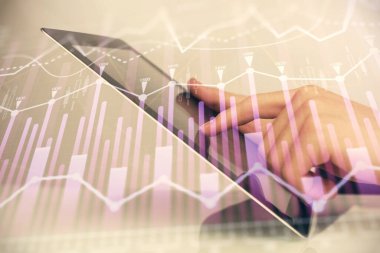 Erkeklerin el ele tutuşup dijital telefon ve forx grafik çizimleri kullanırken birden fazla pozlama. Finansal piyasa kavramı.