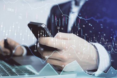 Erkeklerin el ele tutuşup dijital telefon ve forx grafik çizimleri kullanırken birden fazla pozlama. Finansal piyasa kavramı.