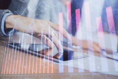 Önx grafik çizimine çifte maruz kalma ve kadın ve erkeğin birlikte çalışarak mobil bir cihaz kullanması. Ticaret konsepti.