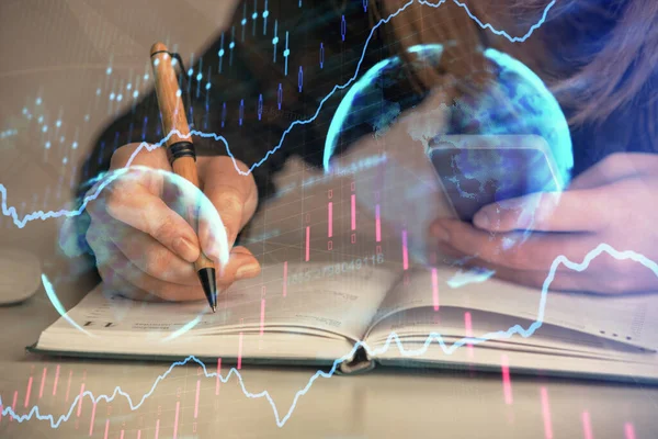 Dubbel exponering av affärskvinna händer skriva på dator och forex graf hologram ritning. Begreppet finansiell analys. — Stockfoto