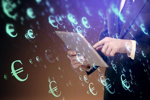 Doppelbelichtung von Menschenhänden, die ein digitales Gerät und eine Forex-Graphenzeichnung halten und verwenden. Finanzmarktkonzept. — Stockfoto