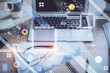 Bilgisayarın arka planda ve teknik tema çiziminde çoklu pozlama. Büyük veri kavramı.