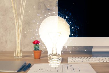 Bilgisayar ofisinde ampul simgesi hologramıyla birlikte. Çifte maruziyet. Fikir kavramı.