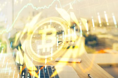Blockchain temalı holograma ve bilgisayar arkaplanlı masaya çift pozlama. Bitcoin şifreleme para birimi kavramı.