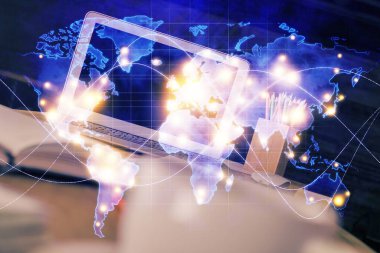 İş teması simgelerinin çoklu pozlandırılması ve bilgisayar geçmişi olan çalışma alanı. Başarı kavramı.