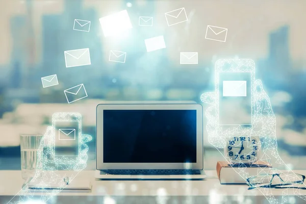 Desktop-Computer-Hintergrund im Büro und fliegende Kuverts hüllen Hologrammzeichnung ein. Doppelbelichtung. Konzept der elektronischen Post. — Stockfoto