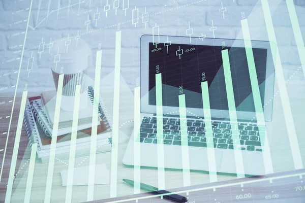 Holograma gráfico de Forex en la tabla con el fondo de la computadora. Doble exposición. Concepto de mercados financieros. — Foto de Stock