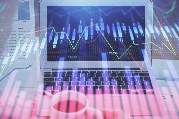 Голограмма Forex Chart на столе с компьютерным фоном. Множественное воздействие. Концепция финансовых рынков. — стоковое фото