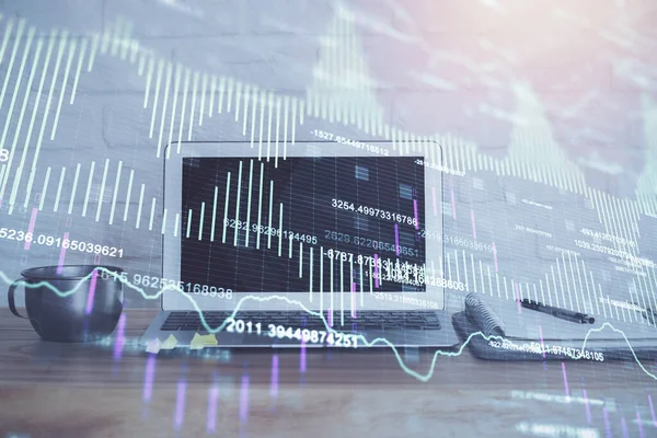Hologramm des Devisenmarktdiagramms und Hintergrund des PCs. Mehrfachbelichtung. Investitionskonzept. — Stockfoto