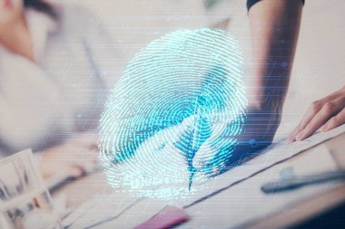 Mavi parmak izi hologramı, arka plan notları alan kadınların elleri üzerinde. Korunma kavramı. Çift pozlama