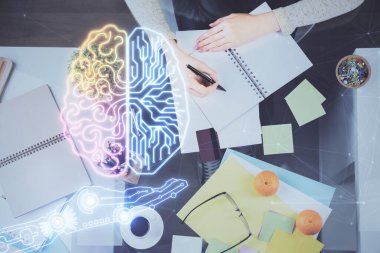 Arka planda beyin hologramıyla el yazısının iki katına çıkarılması. Öğrenme kavramı.