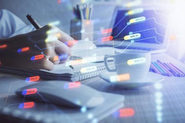 Dijital kodlama simgeleriyle notlar alan ellere çift pozlama. Bilgisayar öğrenme kavramı.