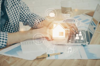 Arka planda bilgisayar üzerinde çalışan bir iş adamı ile yüksek teknoloji şehir çizimi. Akıllılık konsepti. Çift pozlama.