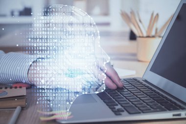 Adam klavyede beyin hologramıyla yazı yazıyor. Büyük Data kavramı. Çift pozlama.