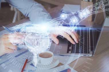 Beyin temalı hologramı olan bilgisayar geçmişi olan bir iş adamı. Beyin fırtınası kavramı. Çoklu pozlama.