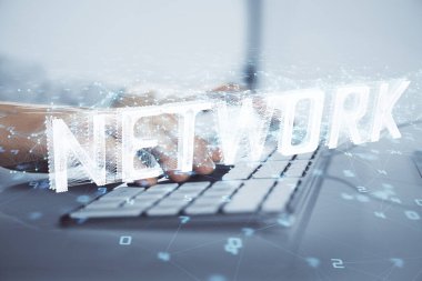 Veri temalı hologramın arka planda bilgisayarla çalışan bir adam tarafından çifte maruz bırakılması. Yenilik kavramı.