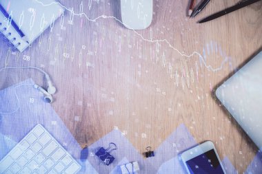 Forx grafik hologramının telefonlu masaüstü üzerinde çoklu pozlandırılması. Üst Manzara. Mobil ticaret platformu kavramı.