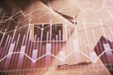 Forx grafik hologramının telefonlu masaüstü üzerinde çoklu pozlandırılması. Üst Manzara. Mobil ticaret platformu kavramı.
