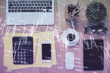 Masaüstünde telefonlu ön x grafik hologramına çift pozlama. Üst Manzara. Mobil ticaret platformu kavramı.