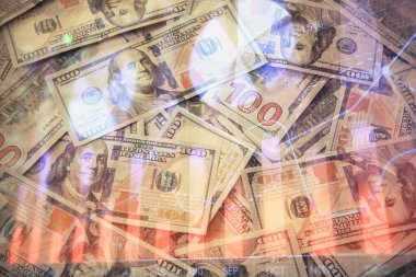 Forx grafiğinin çok sayıda görüntüsü bize dolar banknotları arka planında görünüyor. Finansal başarı piyasası kavramı.