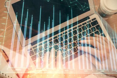 Erkeklerin ellerinin bilgisayar klavyesini ve ön grafik hologram çizimlerini yazarken çifte pozlama. Üst Manzara. Finans piyasası kavramı.