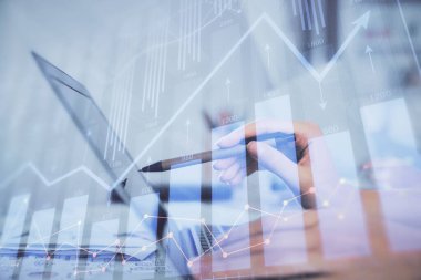 Bilgisayarda ve finansal grafik hologramında yazı yazan kadın ellerine çoklu maruz kalma. Borsa analizi kavramı.