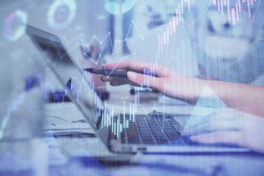 Bilgisayarda ve finansal grafik hologramında yazı yazan kadın ellerine çoklu maruz kalma. Borsa analizi kavramı.