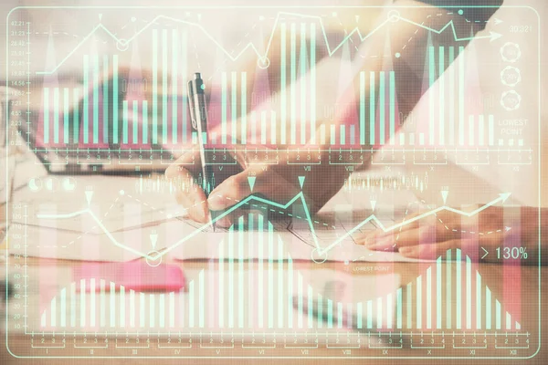 Bilgisayarda ve finansal grafik hologramında yazı yazan kadın ellerine çok maruz kalmış. Borsa analizi kavramı.