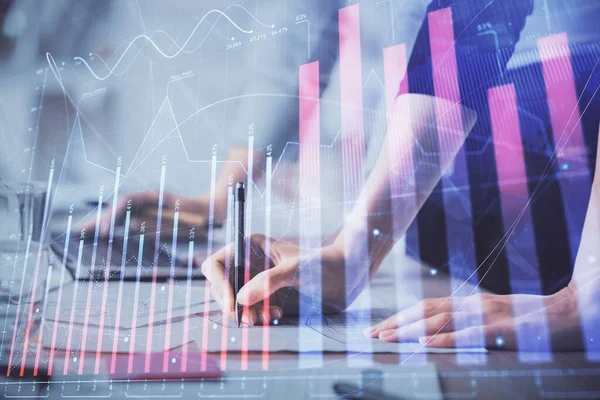 Bilgisayarda ve finansal grafik hologramında yazı yazan kadın ellerine çok maruz kalmış. Borsa analizi kavramı.