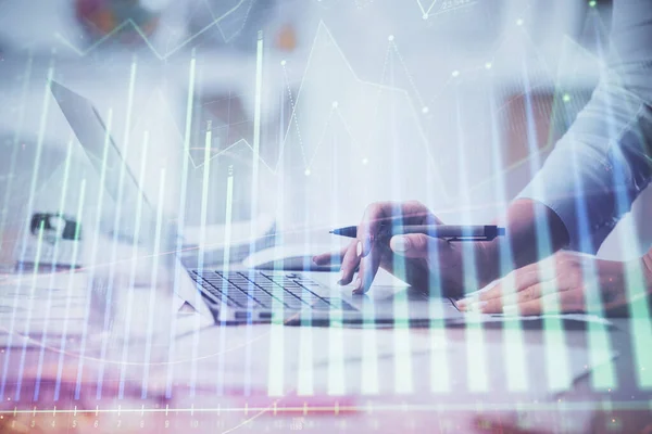 Dubbel exponering av kvinnliga händer skriva på dator och forex diagram hologram ritning. Begreppet aktiemarknad. — Stockfoto