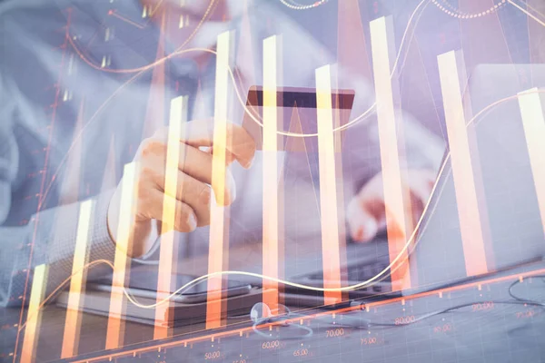 Ellerinde kredi kartı ve forex çizimi olan bir adamın çift pozu. İnternet E-ticaret kavramında hisse senedi ve dijital fintech.