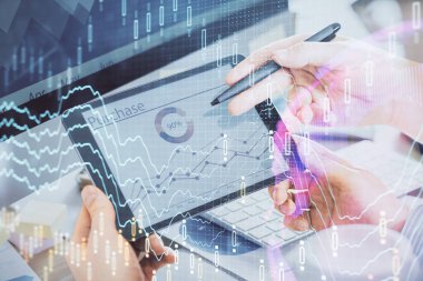 Bir adamın elini tutarken ve bir telefon ve finansal çizim kullanırken çift pozlama. Pazar analizi kavramı.