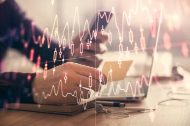 Bir adamın elini tutarken ve bir telefon ve finansal grafik çizimi kullanırken çift pozlama. Analiz kavramı.