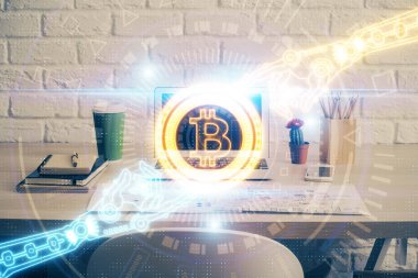 Blockchain temalı holograma ve bilgisayar arkaplanlı masaya çift pozlama. Bitcoin şifreleme para birimi kavramı.