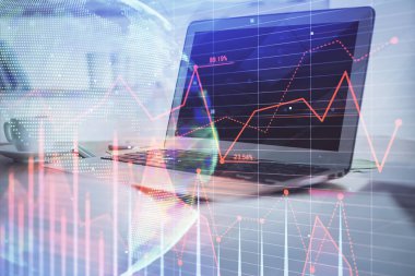 Masası ve kişisel bilgisayarı olan borsa grafiği. Çoklu maruz kalma. Mali analiz kavramı.