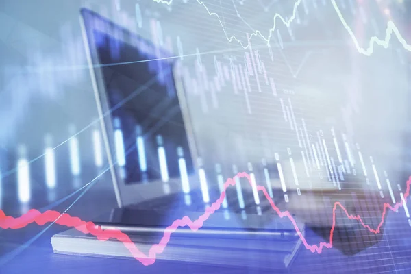 Голограмма Forex Chart на столе с компьютерным фоном. Двойное воздействие. Концепция финансовых рынков. — стоковое фото