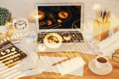 Bilgisayar, teknoloji temalı hologramla birlikte ofiste. Çifte maruziyet. Teknoloji kavramı.