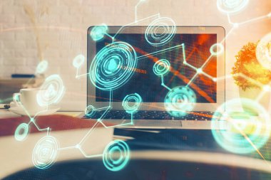 Sosyal ağ hologramıyla birlikte bilgisayar masaüstünde. Çoklu maruz kalma. Uluslararası insan ilişkileri kavramı.