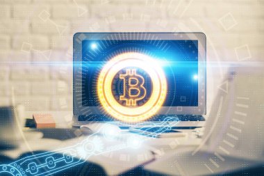 Engelleme zincirine ve kripto ekonomi temalı holograma ve bilgisayar arkaplanlı masaya çoklu maruz kalma. Bitcoin kripto para kavramı.