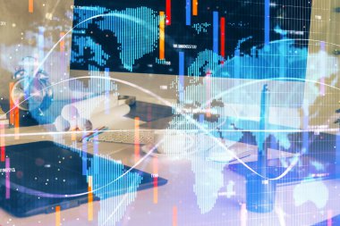 İş teması simgelerinin çoklu pozlandırılması ve bilgisayar geçmişi olan çalışma alanı. Başarı kavramı.