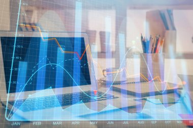 Finansal tablo çizimi ve arka planda bilgisayar olan bir tablo. Çoklu maruz kalma. Uluslararası pazarlar kavramı.