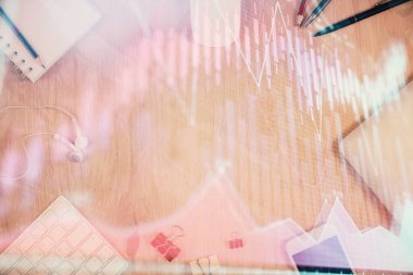 Forx grafik hologramının telefonlu masaüstü üzerinde çoklu pozlandırılması. Üst Manzara. Mobil ticaret platformu kavramı.