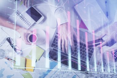 Erkeklerin ellerinin bilgisayar klavyesini ve forx grafik hologramını yazarken çoklu pozlama. Üst Manzara. Finans piyasası kavramı.