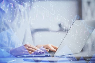 Bilgisayar ve ön grafik hologram çizimi üzerinde çalışan kadın elleri çift pozlama. Mali analiz kavramı.