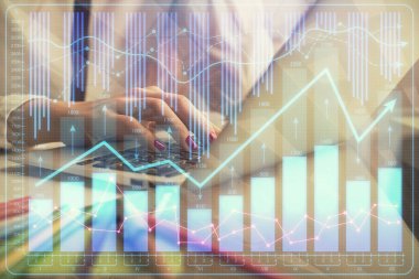 Bilgisayarda ve finansal grafik hologramında kadın eli yazarken çift pozlama. Borsa analizi kavramı.
